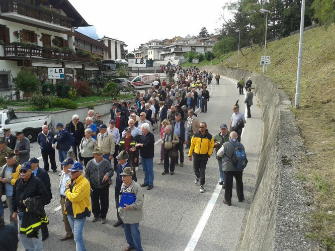 la sfilata dei soccorritori per le vie di Longarone11.jpg